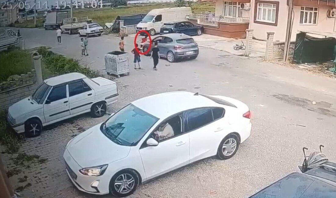 Antalya’nın Serik ilçesinde otomobilin çarpması sonucu yaralanan 7 yaşındaki çocuk,