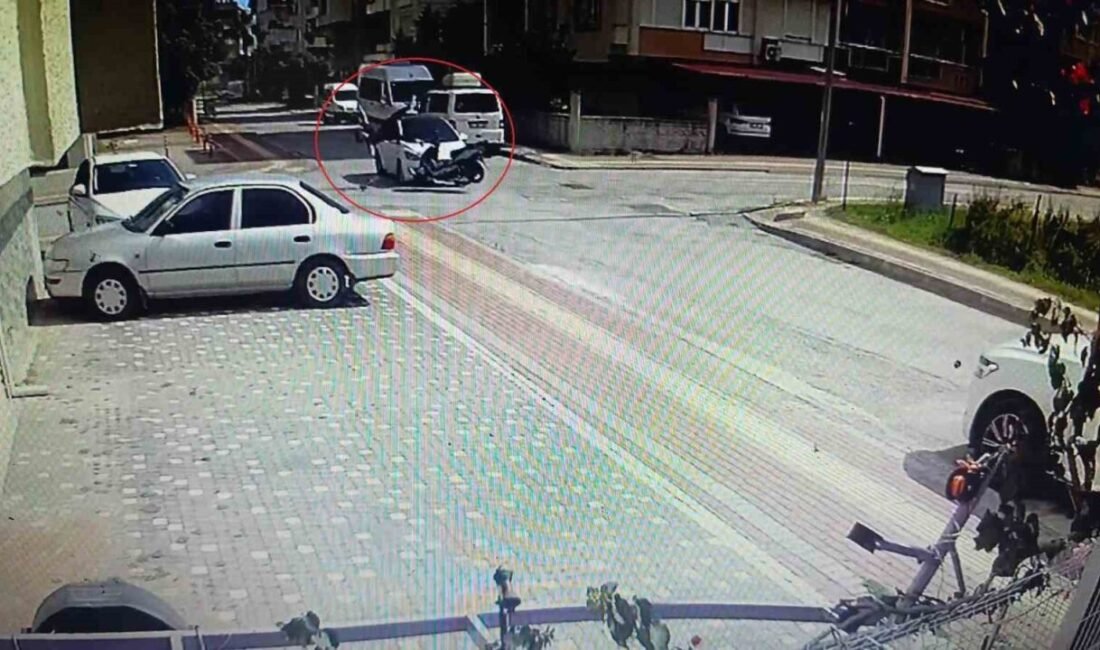 Antalya’da kavşak sisteminde otomobil ile çarpışan motosiklet sürücüsünün havada taklalar