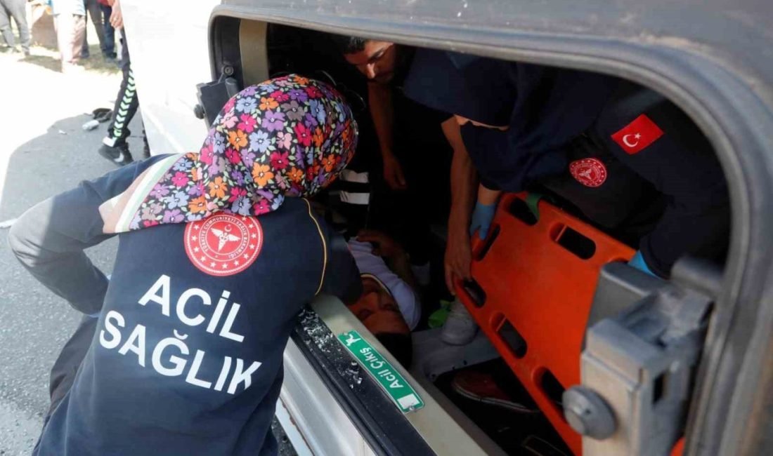 Antalya’da sürücüsünün kontrolünü kaybettiği servis minibüsü refüje çarparak devrildi. Kazada