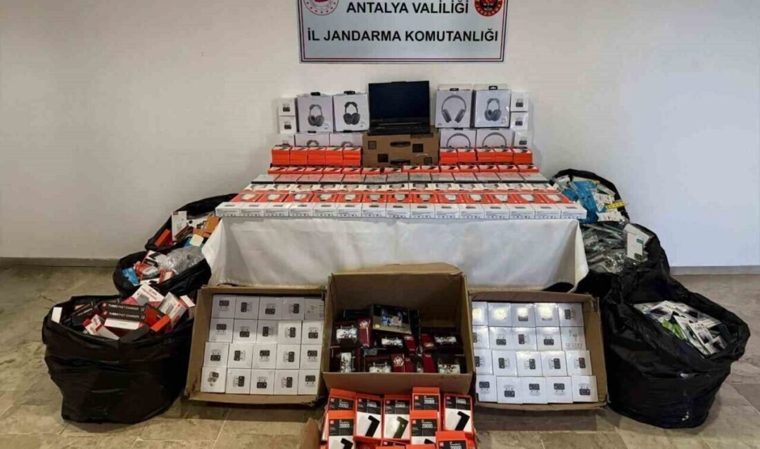 Antalya’nın Aksu ilçesinde bir adrese düzenlenen operasyonda binlerce kaçak telefon
