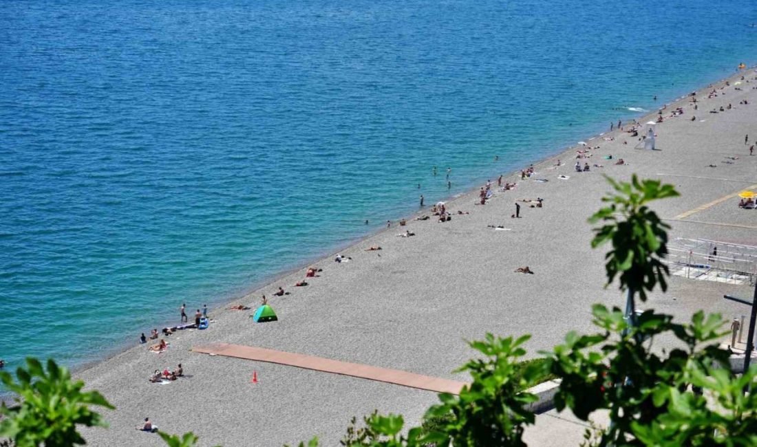 Antalya’da termometrelerin 28 dereceye ulaşmasıyla birlikte yerli ve yabancı vatandaşlar