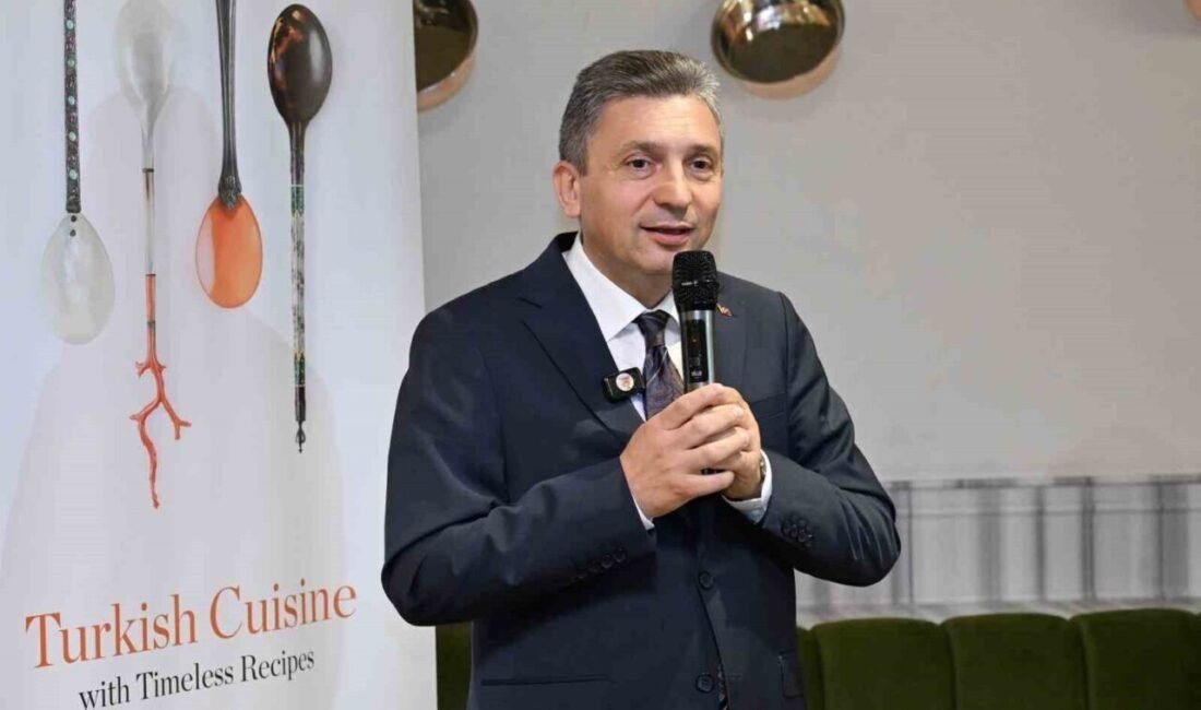 Antalya Havalimanı’nda Türk Mutfağı Haftası etkinliğinde yöresel lezzetler misafirlerle buluştu.