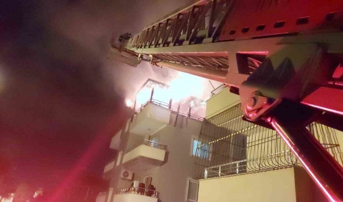 Hatay’da dört katlı apartmanın en üst katı alevlere teslim oldu.