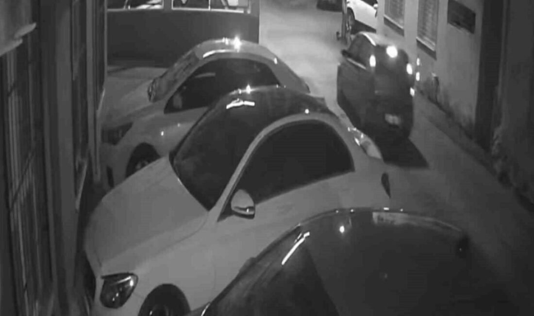 Adana’da polis tarafından araç çalmaktan yakalanan şüphelinin alkol aldığı arkadaşlarının