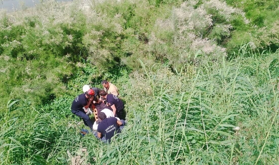 Hatay’da sürücüsünün direksiyon hakimiyetini kaybetmesiyle Asi nehri yatağına uçan motosikletin