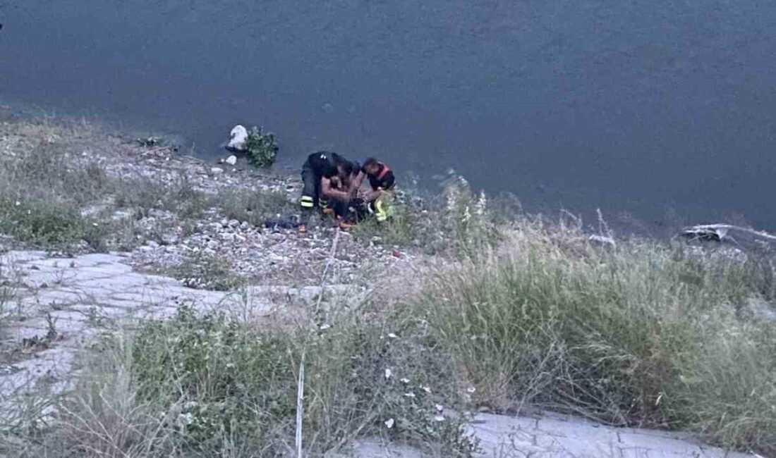 Hatay’da Asi Nehri’ne düşerek mahsur kalan vatandaşı itfaiye ekipleri kurtardı.
