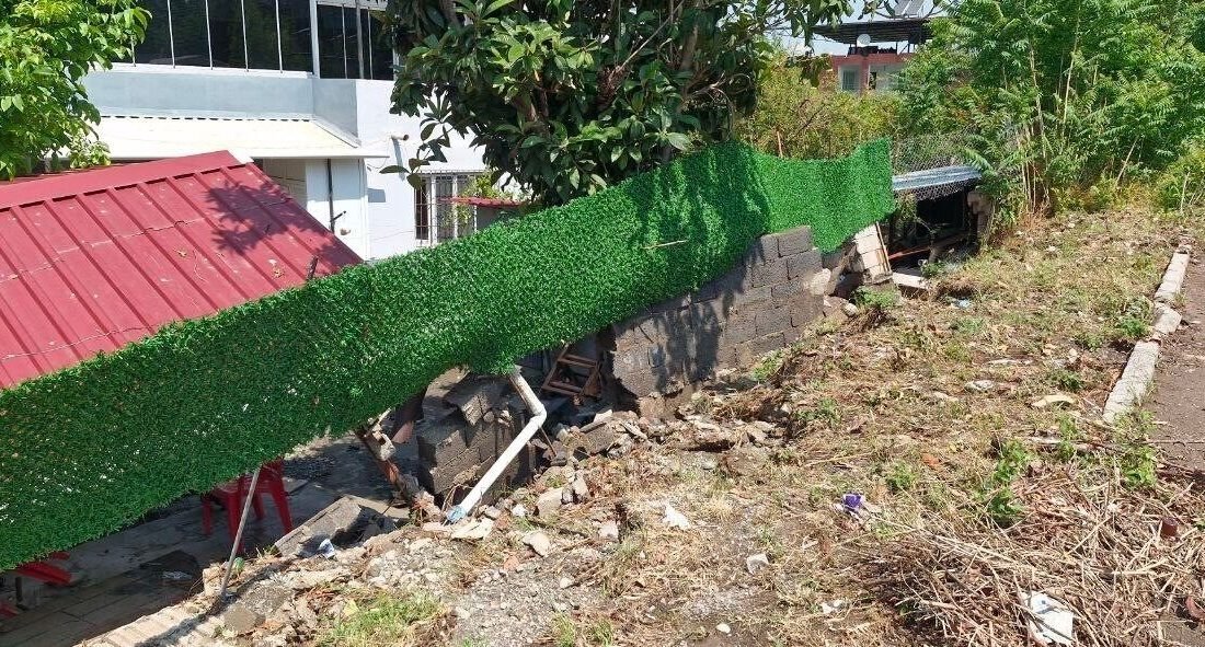 Hatay’da etkili olan yağışla birlikte 2 evin bahçe duvarı yıkıldı.