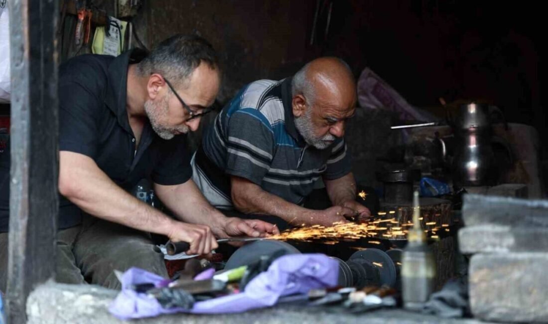 Kahramanmaraş’ta Kurban Bayramı’na sayılı günler kala bıçak ustaları taleplere yetişebilmek