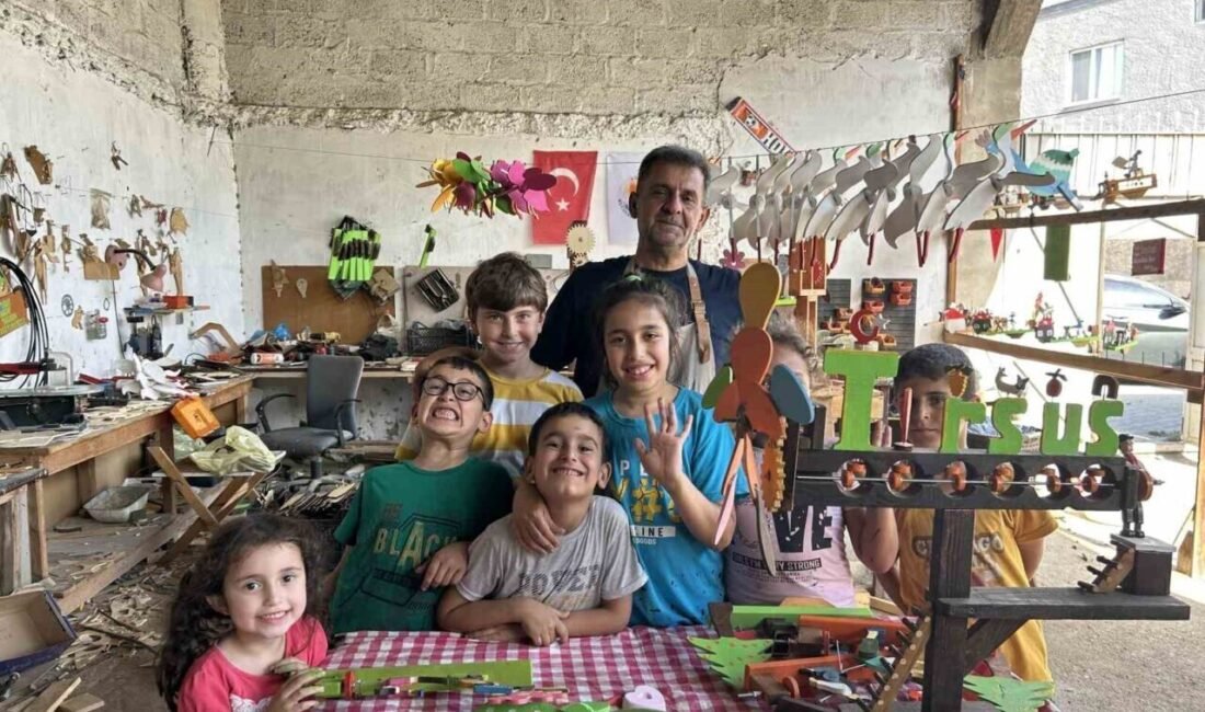 Mersin’in Tarsus ilçesinde baba ile oğlu ahşabı oyuncağa dönüştürerek, hem