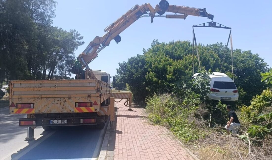 Antalya’nın Manavgat ilçesinde virajı alamayarak bahçeye uçan otomobilin sürücüsü yaralandı.