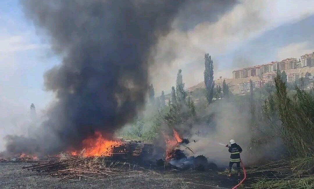 Hatay’ın Kırıkhan ilçesinde çıkan bahçe yangını, itfaiye ekipleri tarafından söndürüldü.