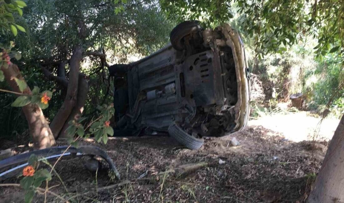 Mersin’in Erdemli ilçesinde bahçeye savrulan otomobilin sürücüsü yaralandı. Kaza, ilçeye