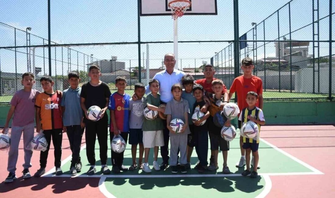 Antakya Belediye Başkanı İbrahim Naci Yapar, Akcurun Mahallesi’nde yaptığı ziyaret