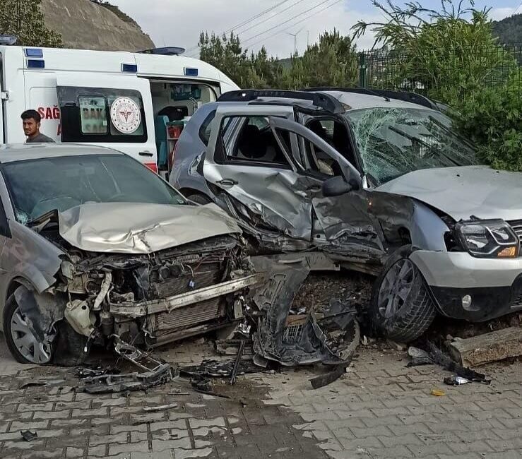 Hatay’da otomobil ve hafif ticari aracın çarpışması sonucu yaşanan kazada
