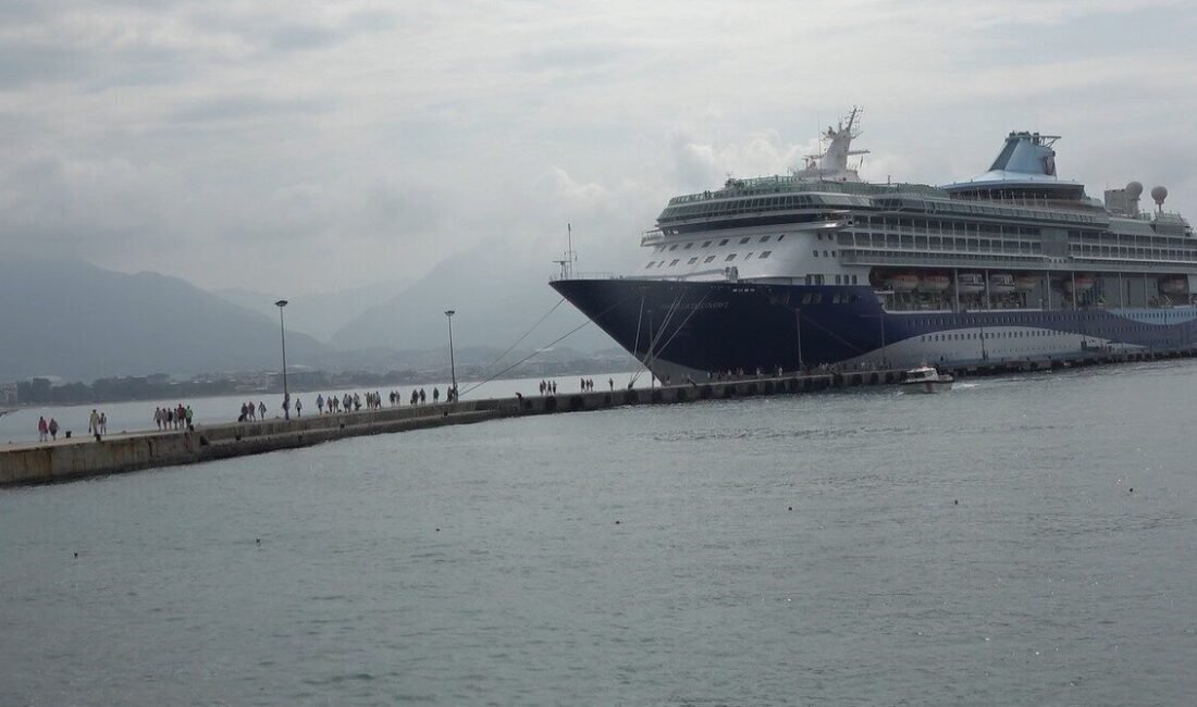 Antalya’nın Alanya ilçesine, Bahama bandıralı “Marella Discovery 2” adlı kruvaziyer