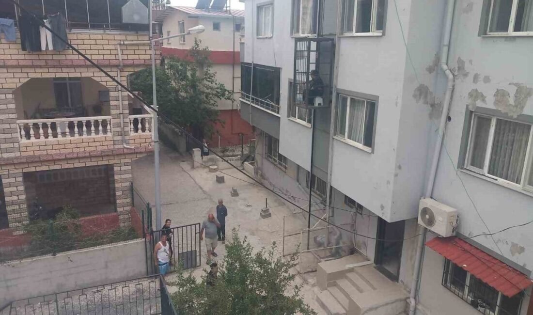 Hatay’ın Samandağ ilçesinde bir binanın dış cephesindeki asansörde mahsur kalan