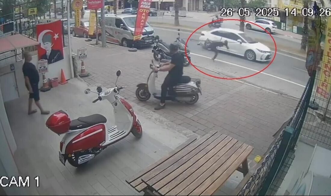 Antalya’nın Muratpaşa ilçesinde omzunda demir borularla yolda yürüyen vatandaş, boruların