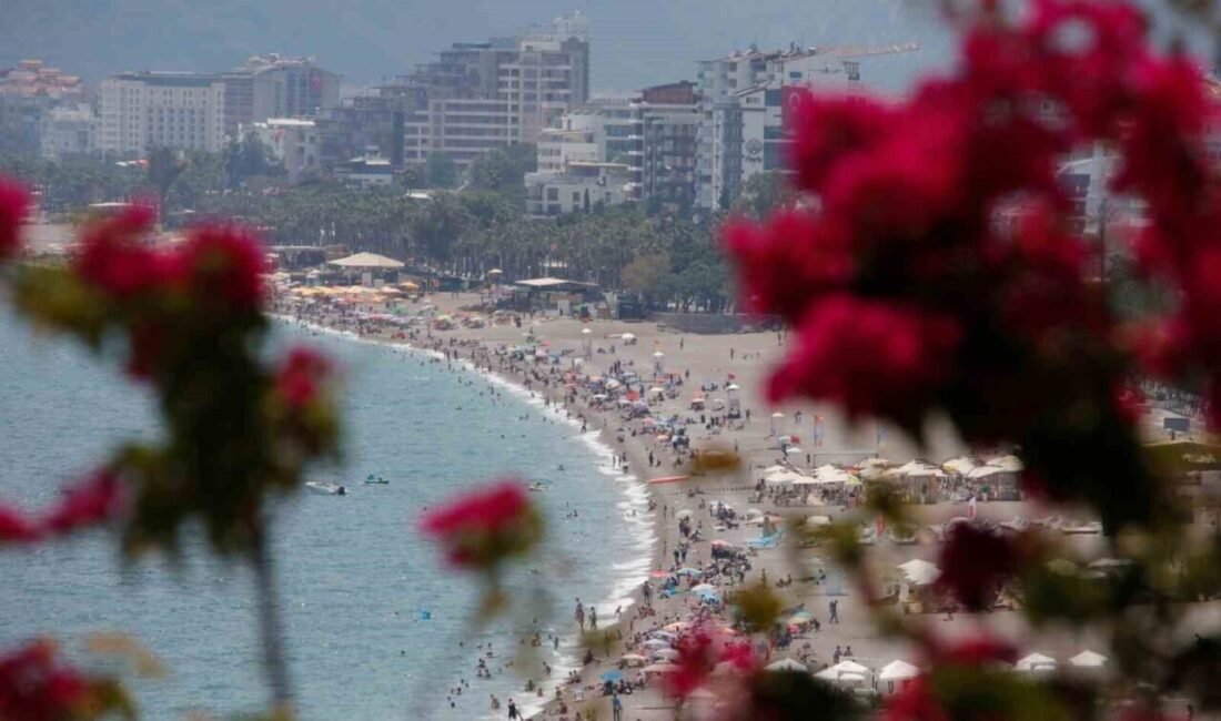 Termometrelerin 30 dereceyi gösterdiği Antalya’da resmi tatili ve sıcak havayı