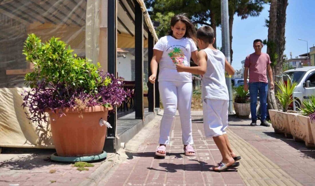 Antalya’da bir fırıncı, dükkanının önüne çizdiği seksek oyunuyla hem çocukların