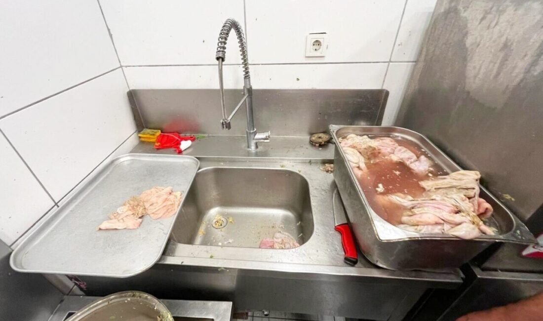 Alanya Belediyesi Zabıta Müdürlüğü ekipleri tarafından bir restorana yapılan denetimde