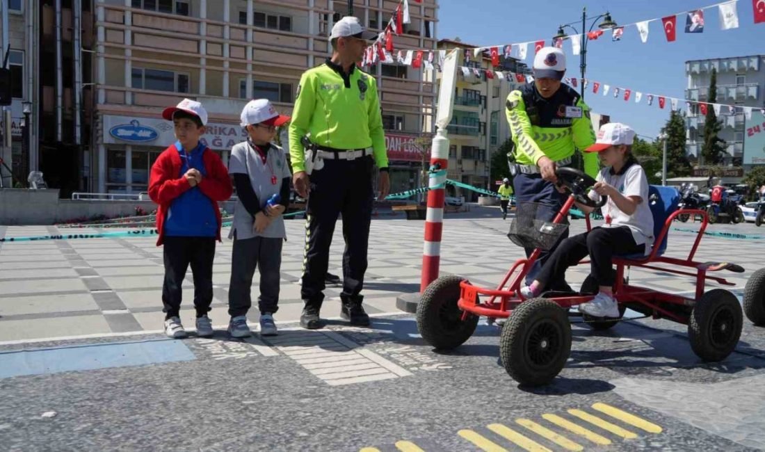 Burdur’da Karayolu Trafik Haftası kapsamında çocuklara uygulamalı trafik eğitimi verildi.