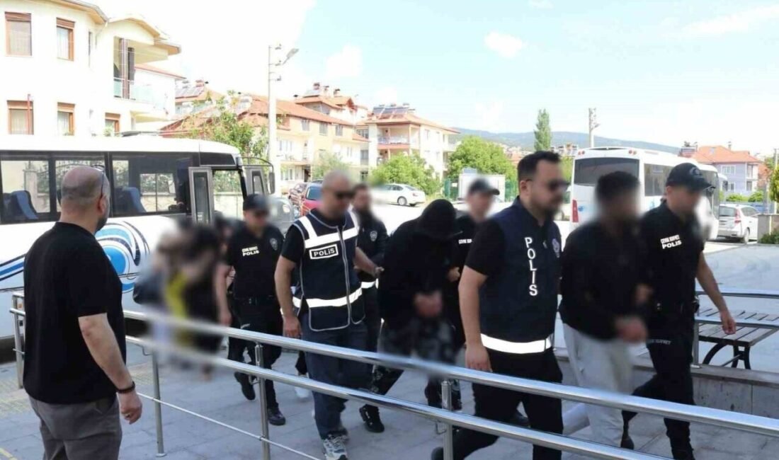 Gölhisar’da düzenlenen operasyonda fuhuşa aracılık eden 8 şüpheli tutuklandı, fuhşa
