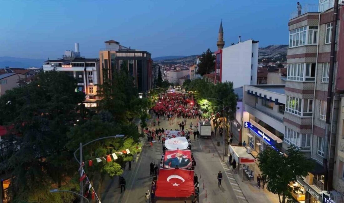 Burdur’da 15-19 Mayıs Gençlik Haftası etkinlikleri, düzenlenen kortej yürüyüşüyle başladı.