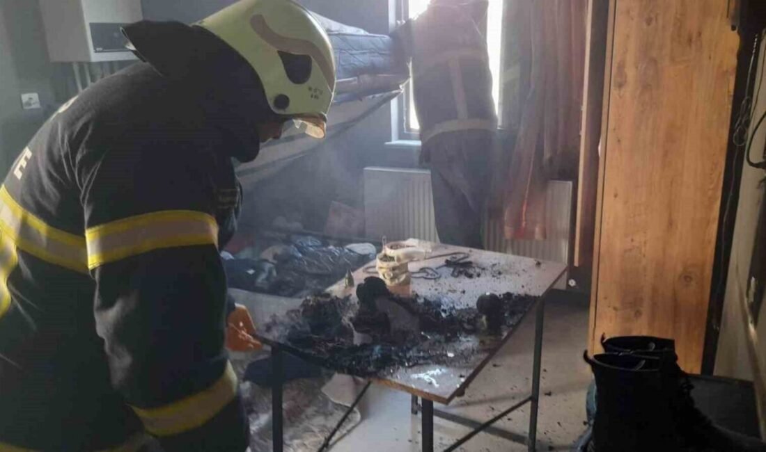 Burdur’da bir apartman dairesinde prizde unutulan ütü yangın çıkardı. Yangın