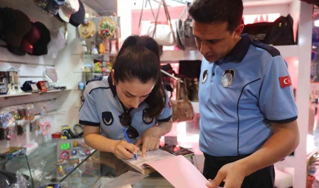 Antalya Büyükşehir Belediyesi zabıta ekipleri, kaldırım işgallerinin önüne geçmek amacıyla