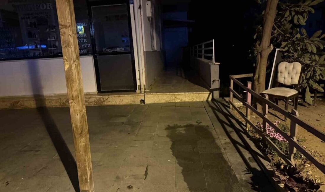 Antalya’nın Gazipaşa ilçesinde kapı camına yumruk atan 15 yaşındaki çocuk,