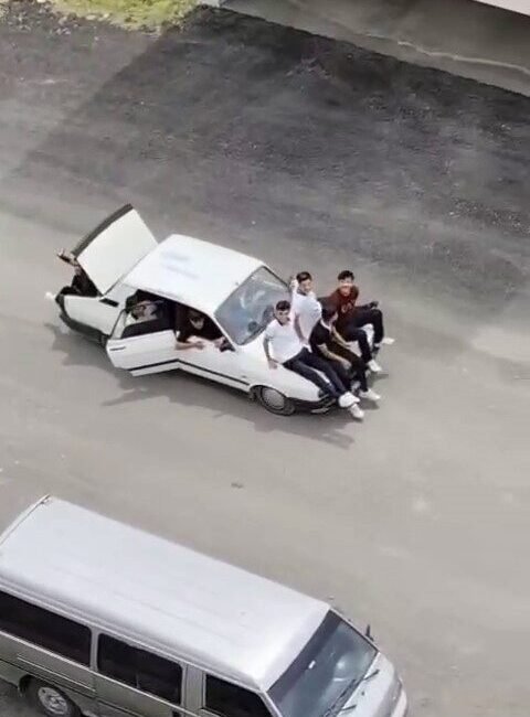Adana’da çok sayıda çocuk, bir otomobilin kaput ve bagajında tehlikeli