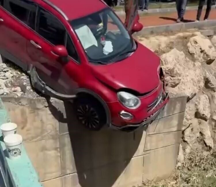 Mersin’in Tarsus ilçesinde çarpışan araçlardan biri kanal düşmekten askıda kalarak