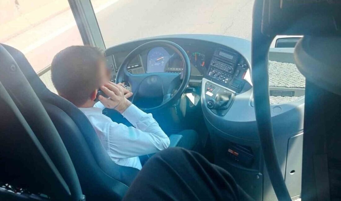 Mersin’de sivil trafik denetimi yapan Otoyol Jandarması, seyir halindeyken cep