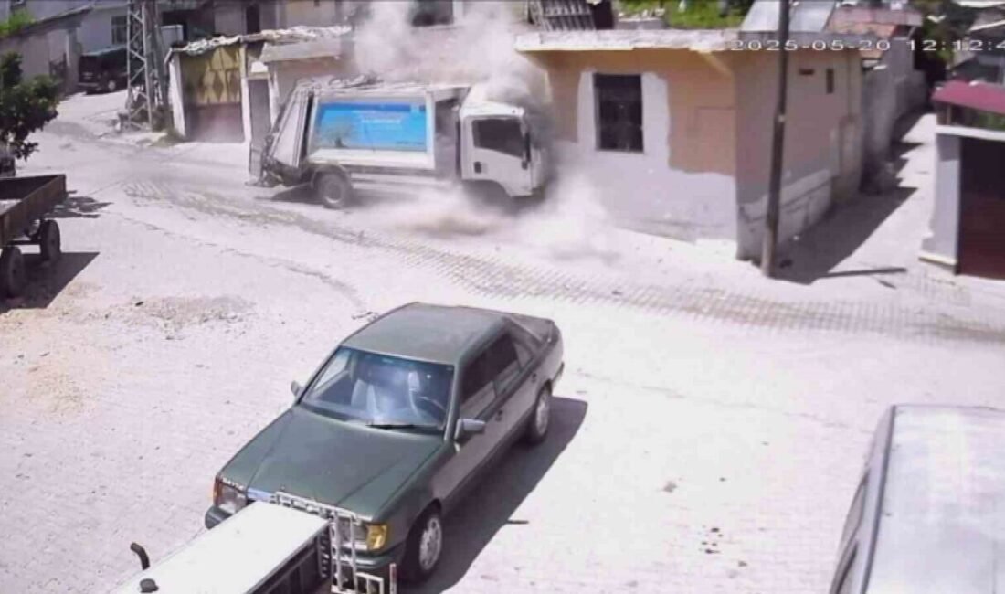 Hatay’da sürücüsünün direksiyon hakimiyetini kaybettiği çöp kamyonunun çarptığı metruk ev