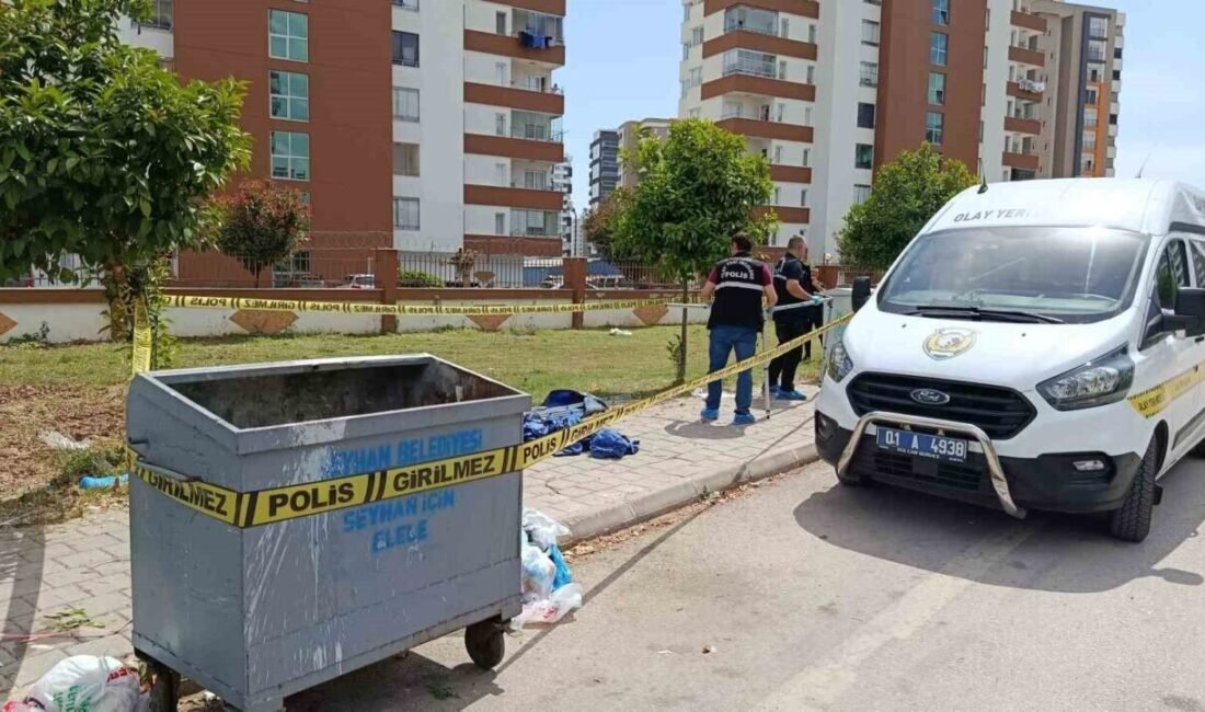 Adana’da sokak hayvanlarına vermek çöpten ekmek toplayan bir kişi, konteyner