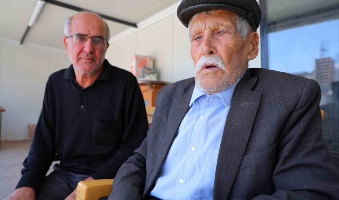 Kahramanmaraş’ta tarihi mahallede hayatını sürdüren Cumhuriyet’le yaşıt 102 yaşındaki Cemal