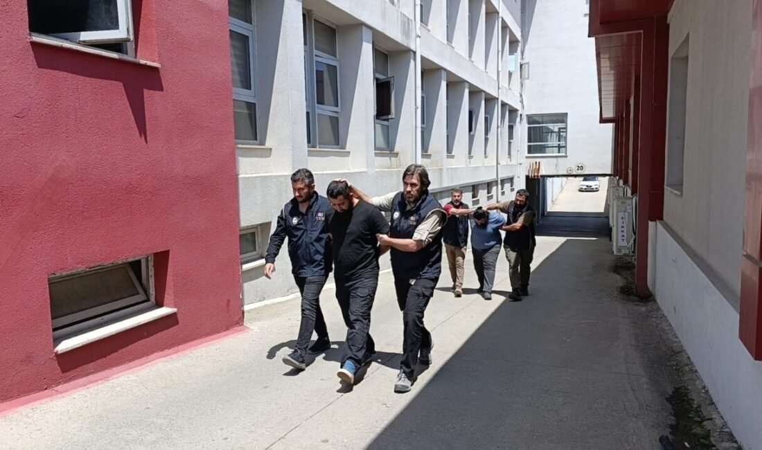 Adana’da terör örgütü DEAŞ’a para transferi yaptıkları belirlenen iki şüpheli,