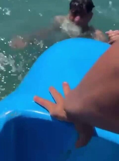 Adana’nın Yumurtalık ilçesinde denize giren genç boğulmaktan son anda kurtarıldı.