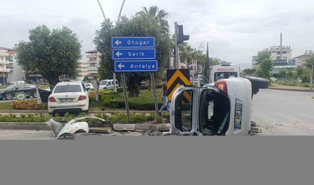 Antalya Manavgat’ta kavşakta 2 otomobilin çarpıştığı kazada araçlardan birisi devrilirken