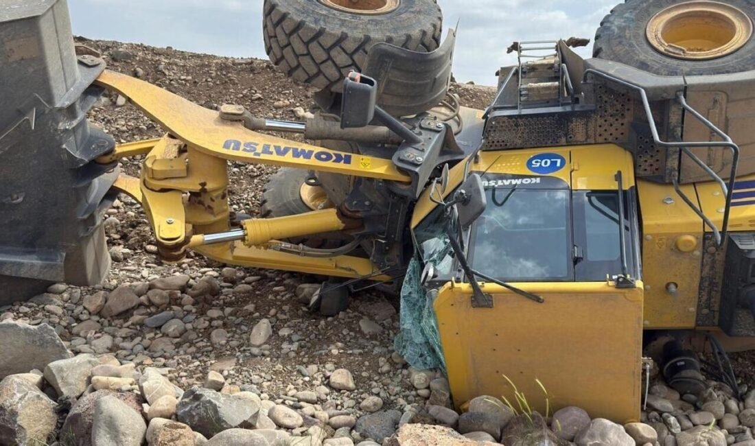 Hatay’da devrilen iş makinasının sürücüsü yaralandı. Kaza, Kırıkhan ilçesi Yalanhoz