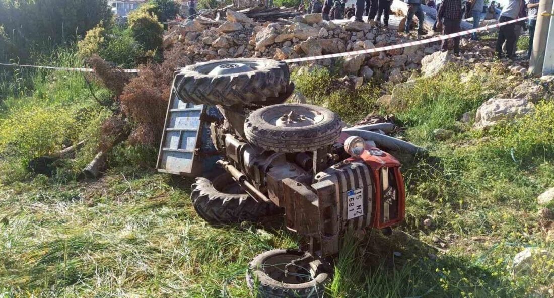 Burdur merkeze bağlı Taşkapı köyünde kontrolden çıkarak tarlaya devrilen traktörün