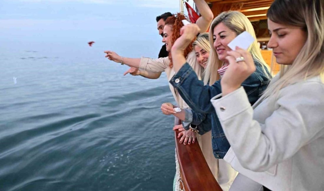 Antalya’da baharın müjdecisi Hıdırellez, Muratpaşa Belediyesi’nin düzenlediği özel etkinlikle karşılandı.