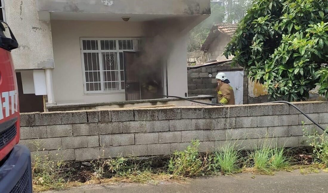 Hatay’da müstakil bir evin en alt katında çıkan yangın, üst