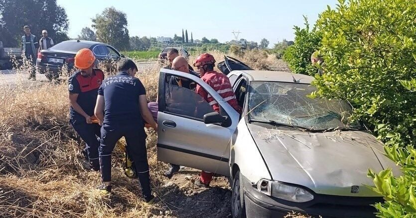 Hatay’da narenciye bahçesine uçan otomobilin sürücüsü yaralandı. Kaza, Dörtyol ilçesi