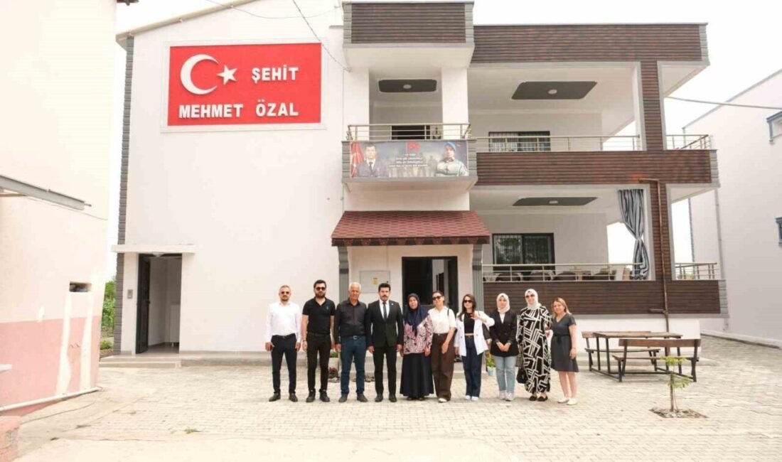 Hatay’ın Dörtyol ilçesinde Portakal Çiçeği Anaokulu idarecileri ve öğretmenleri Anneler