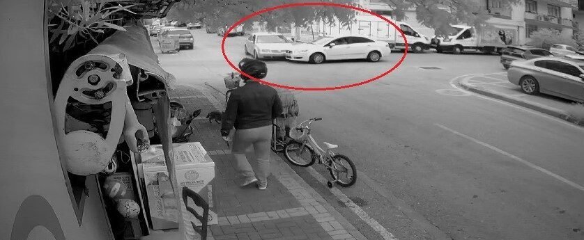 Manavgat’ta kavşak sisteminde ’dur’ tabelasını kapatan kamyonet nedeniyle 2 otomobil