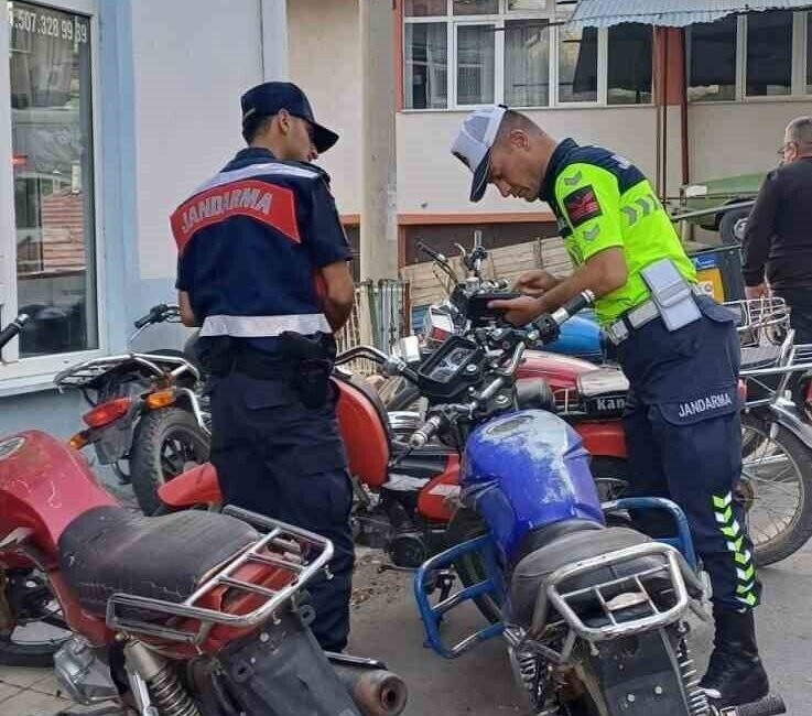 Eğirdir’in Sarıidris beldesinde yapılan motosiklet denetimlerinde iki sürücüye toplam 3