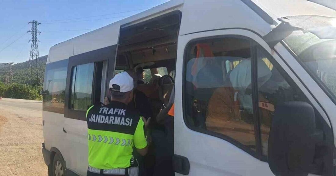 Isparta Jandarma ekipleri tarım işçilerini taşıyan servis araçlarına yönelik denetim