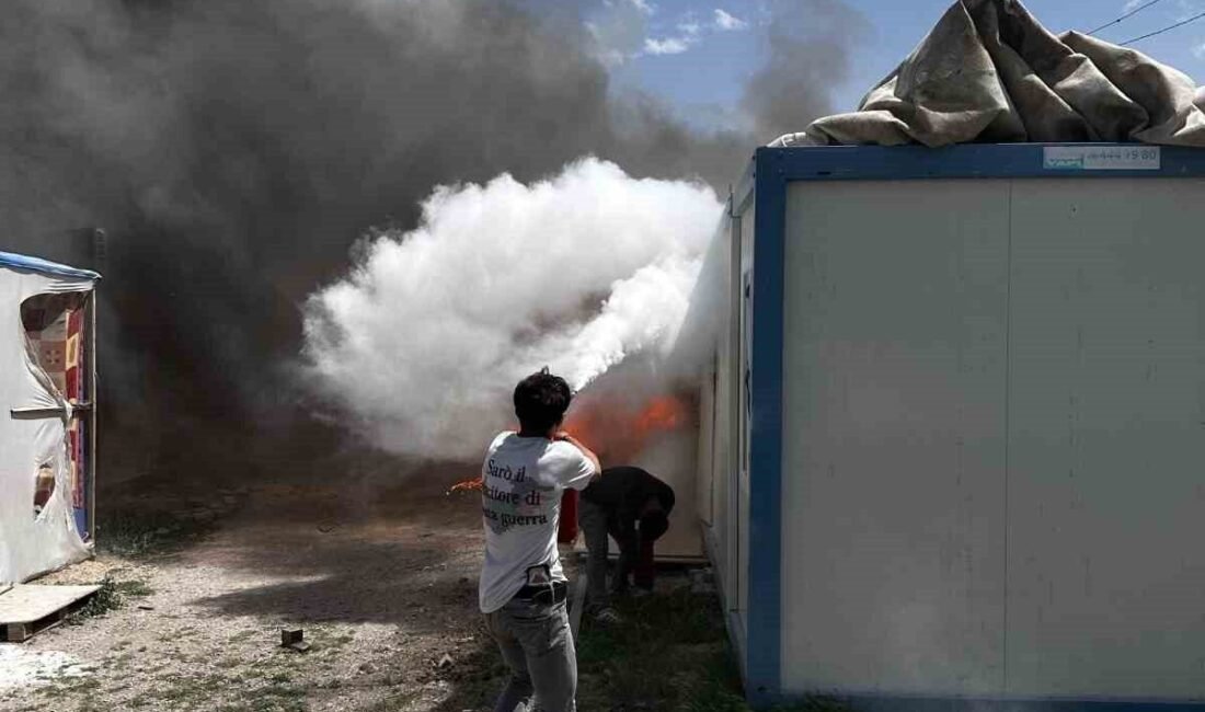 Kahramanmaraş’ın Elbistan ilçesindeki konteyner kentte çıkan yangın ekiplerin müdahalesiyle söndürüldü.