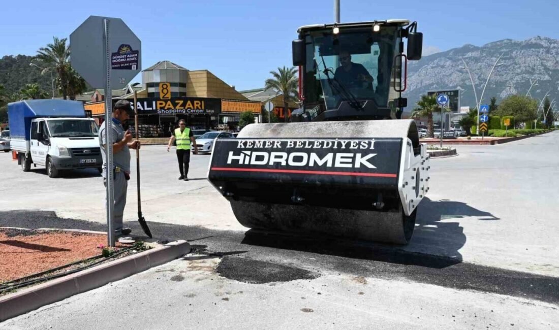 Kemer ’de elektrik altyapı çalışmalarının ardından yollan Belediye tarafından asfaltlanıyor.